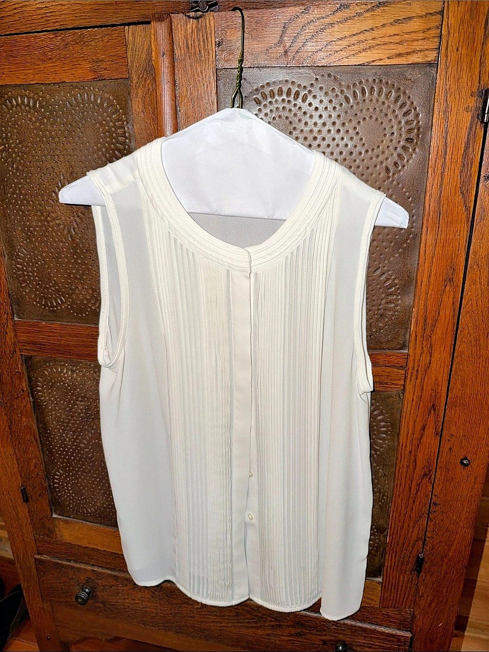 Ann Taylor Pleated Sleeveless Blouse in  winter White Size Medium Like New